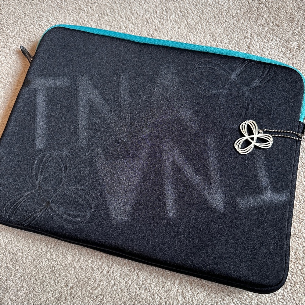 ⏰ TNA zippered neoprene laptop sleeve -  black / turquoise
